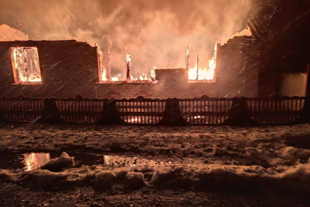 Унаслідок нічного обстрілу на Серединобудщині згоріли житлові будинки