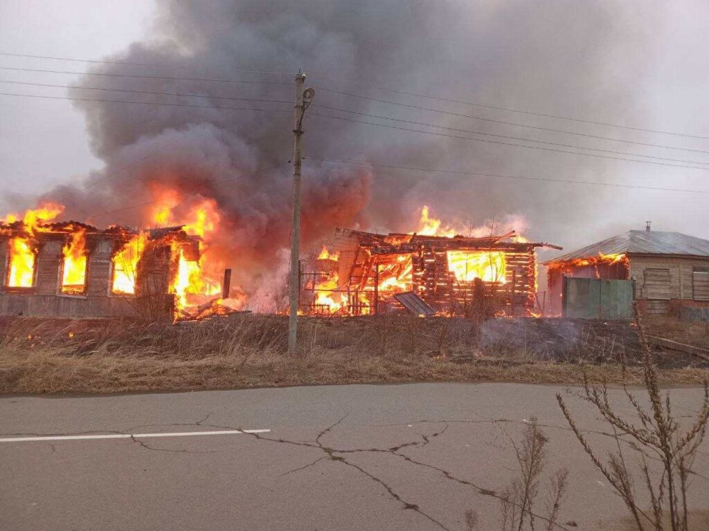 Внаслідок обстрілів у Середині-Буді виникли пожежі в приватному секторі міста