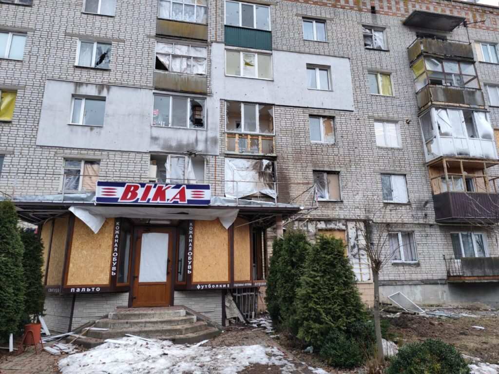 Унаслідок вчорашнього обстрілу в Середині-Буді пошкоджено багатоповерхівку та магазин