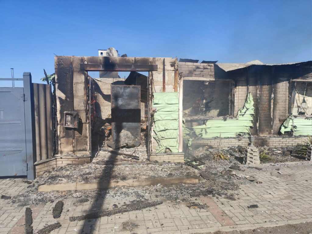 Внаслідок ранкових обстрілів Середини-Буди зруйновано кілька будинків та спалахнули пожежі