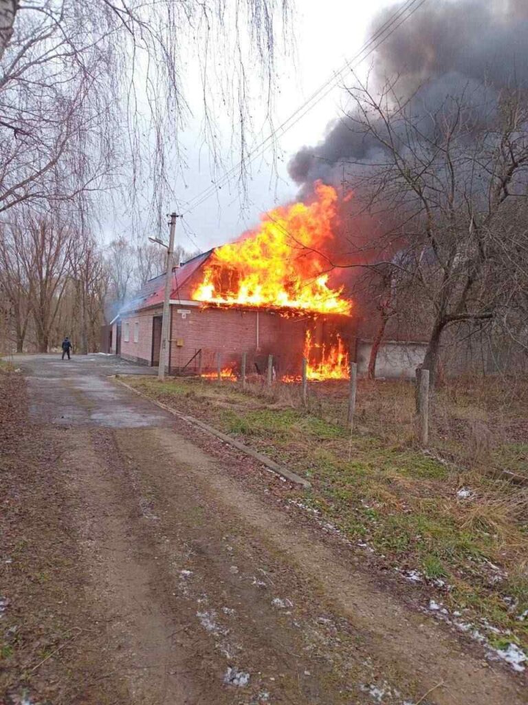 У Середині-Буді війська рф обстріляли будинки мирних мешканців