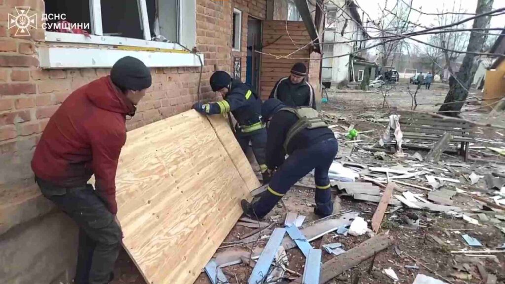 У Середині-Буді другий день поспіль усувають наслідки російського удару КАБами