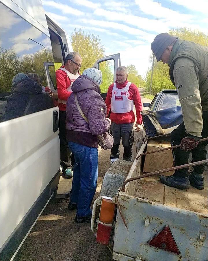 Волонтери евакуювали із Серединобудщини лежачу жінку та надали допомогу мешканцям